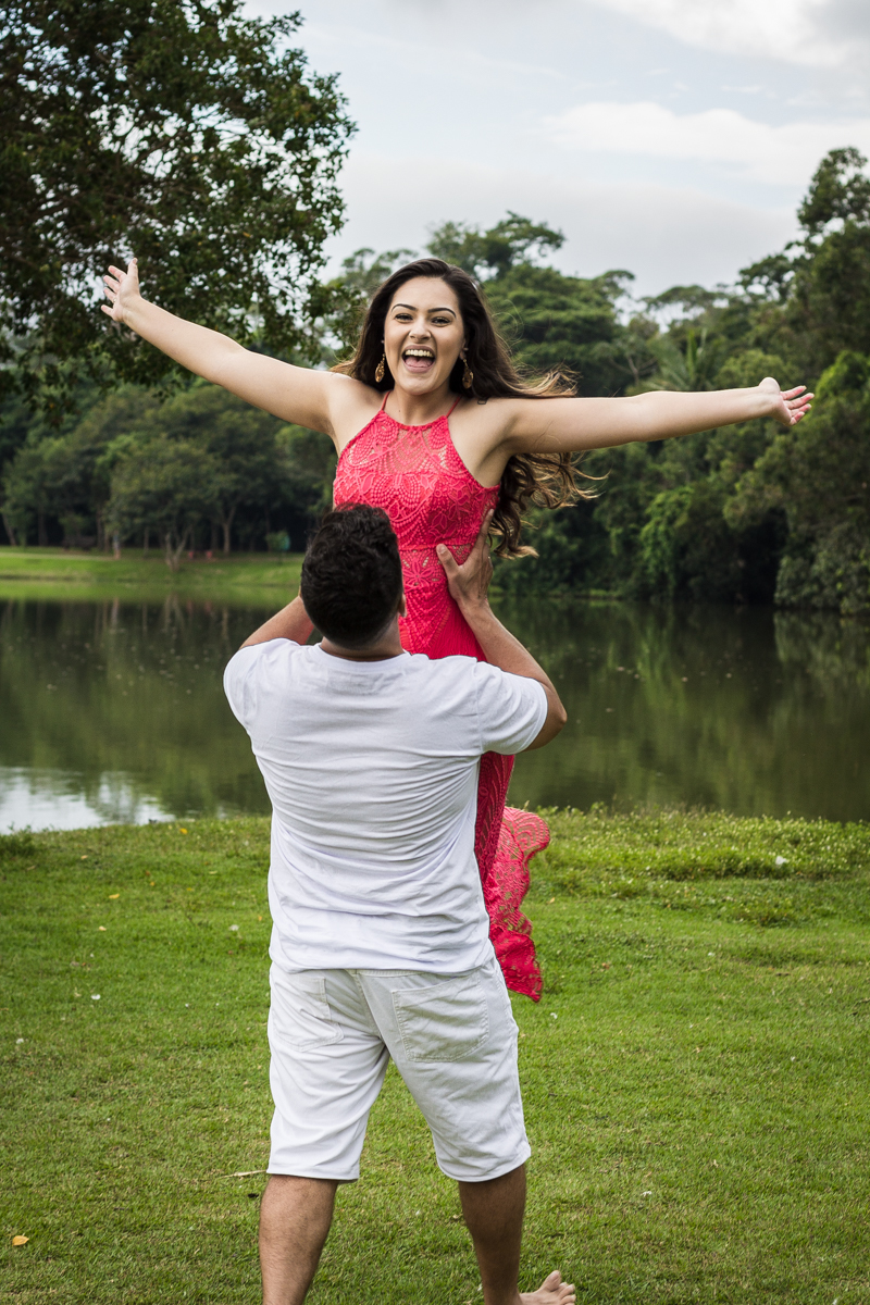 Ensaio-fotográfico-pré-casamento-Mariana-Diego-vestido-longo-vermelho-camisa-bermuda-parque-centenário-Mogi-das-cruzes-SP