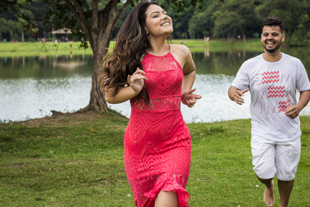 Ensaio-fotográfico-pré-casamento-Mariana-Diego-vestido-longo-vermelho-camisa-bermuda-parque-centenário-Mogi-das-cruzes-SP