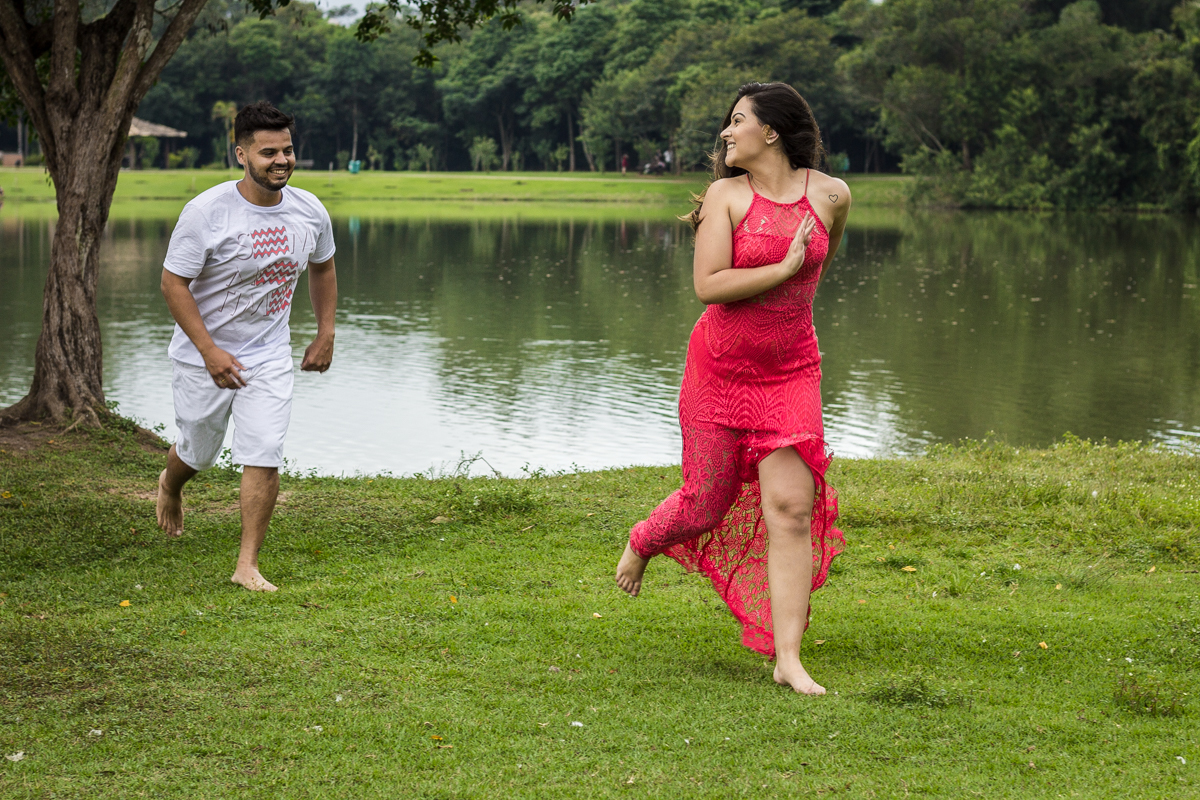 Ensaio-fotográfico-pré-casamento-Mariana-Diego-vestido-longo-vermelho-camisa-bermuda-parque-centenário-Mogi-das-cruzes-SP