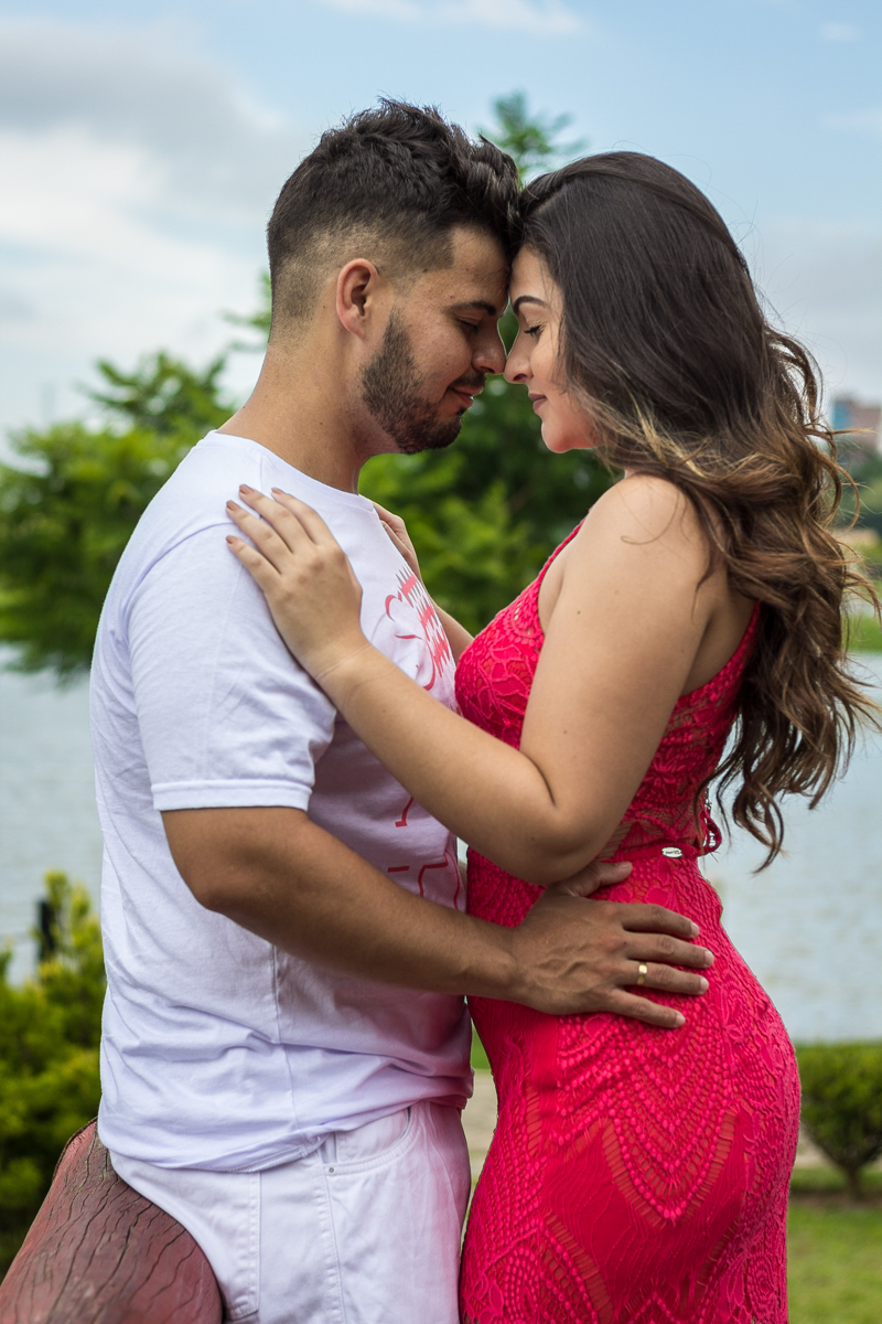 Ensaio-fotográfico-pré-casamento-Mariana-Diego-vestido-longo-vermelho-camisa-bermuda-branca-parque-centenário-Mogi das cruzes-SP