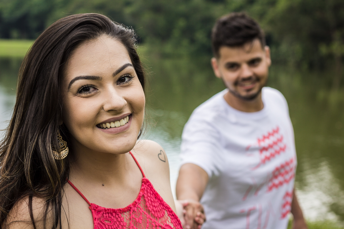 Ensaio-fotográfico-pré-casamento-Mariana-Diego-vestido-longo-vermelho-camisa-bermuda-parque-centenário-Mogi-das-cruzes-SP