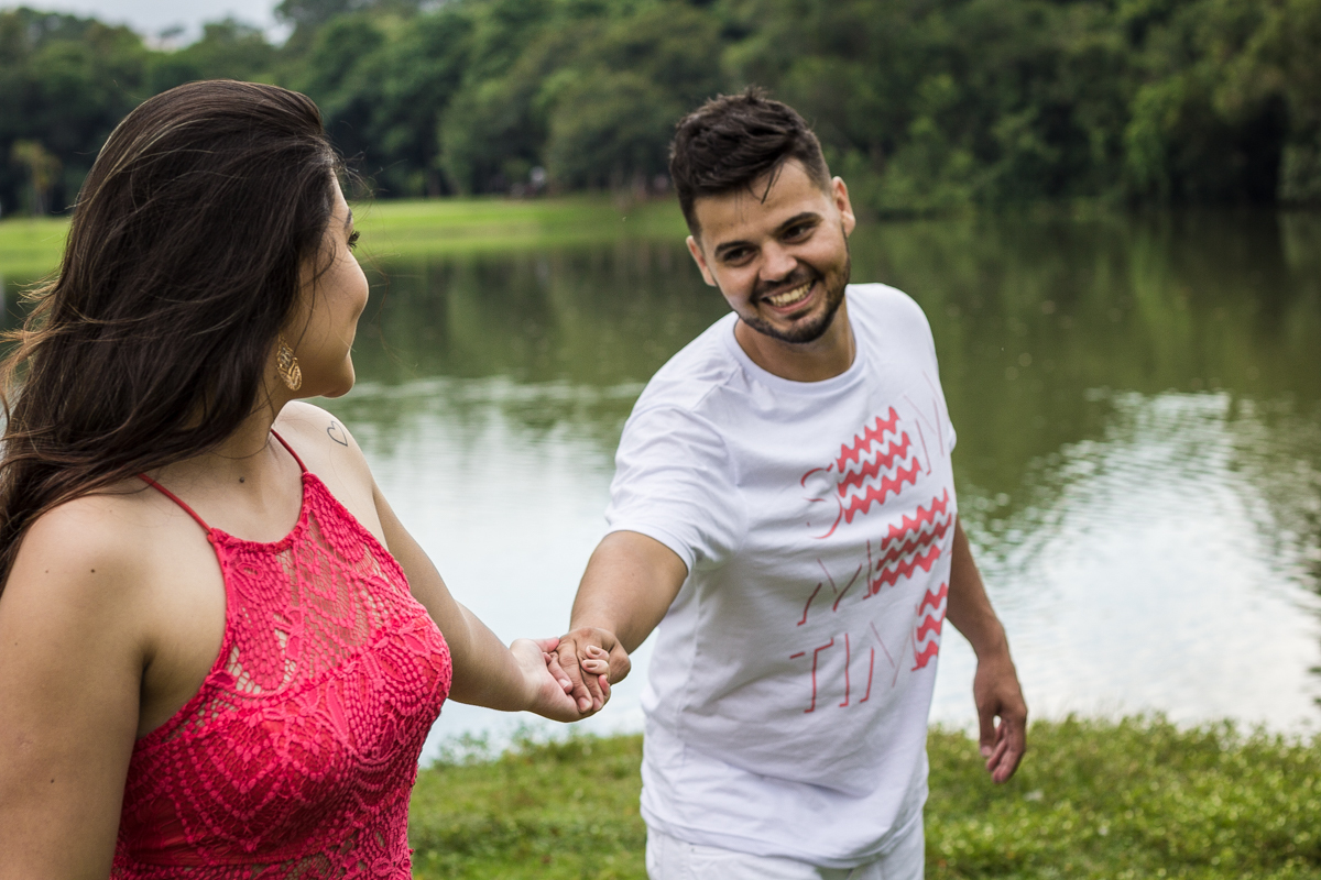 Ensaio-fotográfico-pré-casamento-Mariana-Diego-vestido-longo-vermelho-camisa-bermuda-parque-centenário-Mogi-das-cruzes-SP