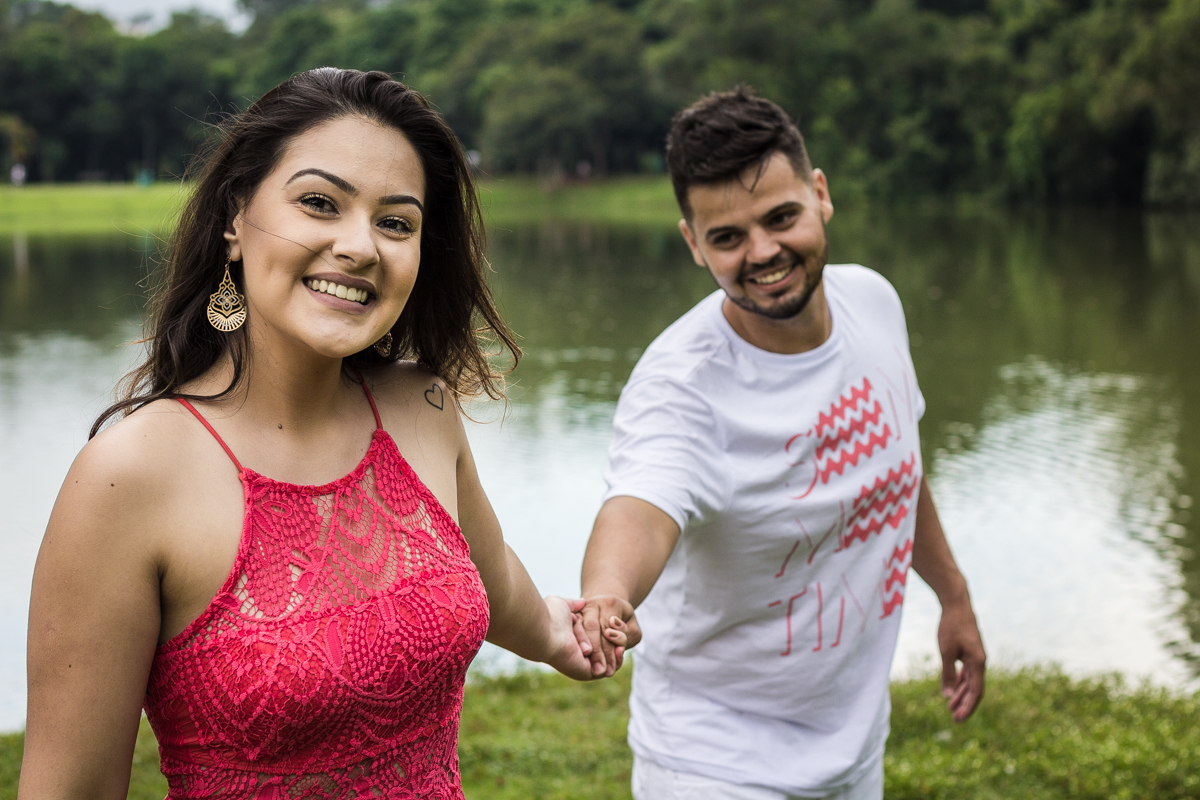 Ensaio-fotográfico-pré-casamento-Mariana-Diego-vestido-longo-vermelho-camisa-bermuda-parque-centenário-Mogi-das-cruzes-SP