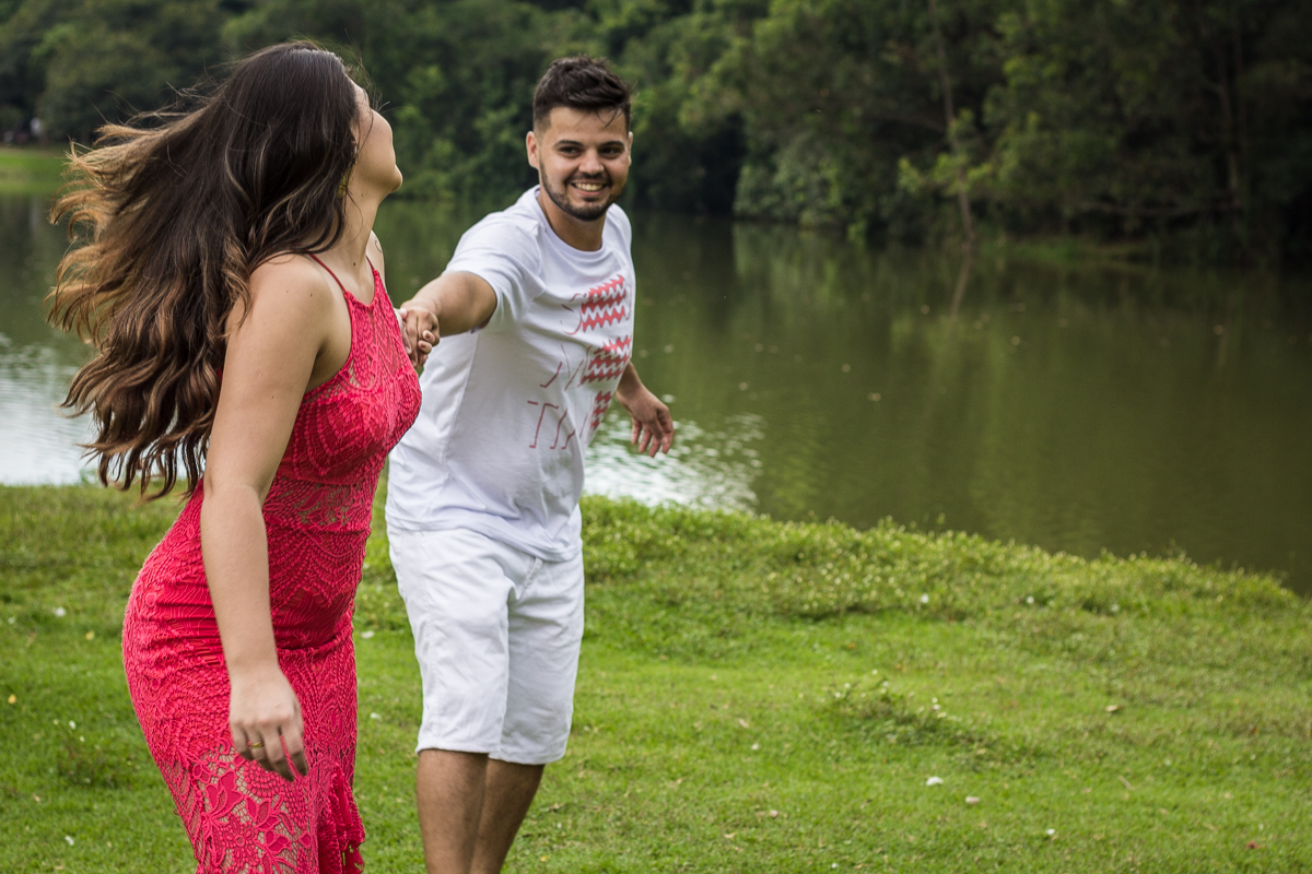 Ensaio-fotográfico-pré-casamento-Mariana-Diego-vestido-longo-vermelho-camisa-bermuda-parque-centenário-Mogi-das-cruzes-SP