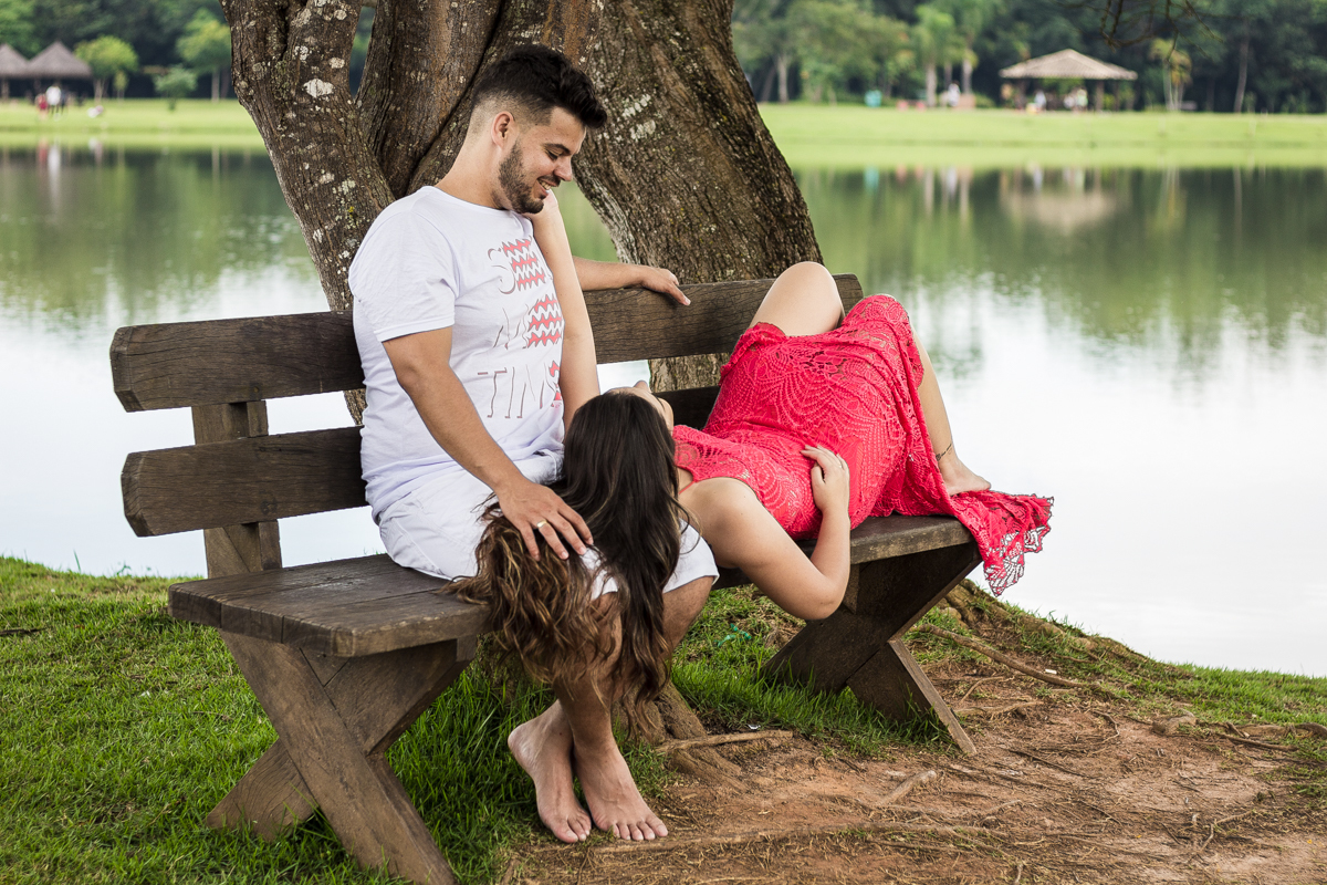 Ensaio-fotográfico-pré-casamento-Mariana-Diego-vestido-longo-vermelho-camisa-bermuda-parque-centenário-Mogi-das-cruzes-SP
