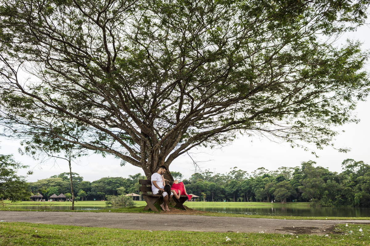 Ensaio-fotográfico-pré-casamento-Mariana-Diego-vestido-longo-vermelho-camisa-bermuda-parque-centenário-Mogi-das-cruzes-SP