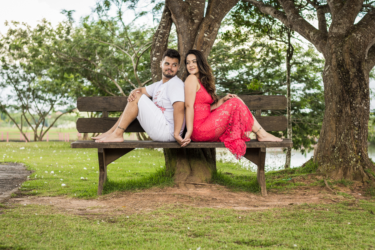 Ensaio-fotográfico-pré-casamento-Mariana-Diego-vestido-longo-vermelho-camisa-bermuda-parque-centenário-Mogi-das-cruzes-SP
