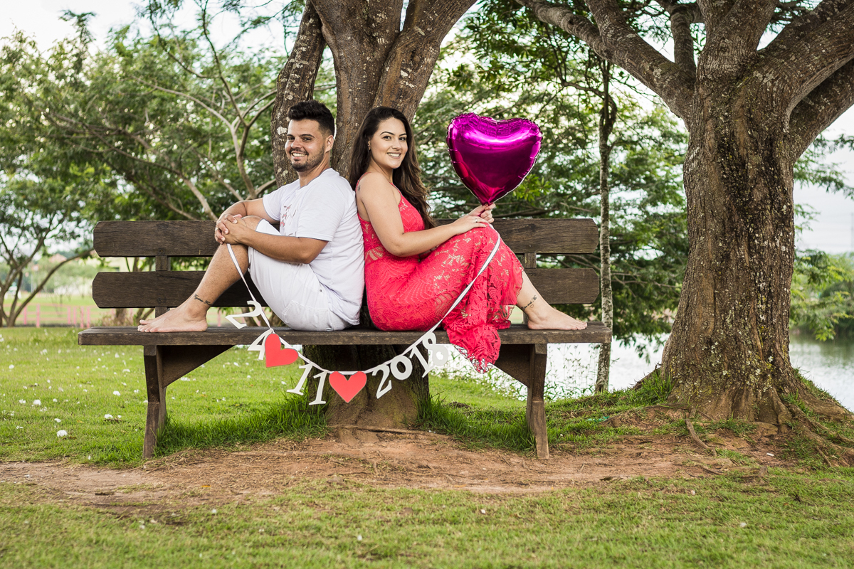 Ensaio-fotográfico-pré-casamento-Mariana-Diego-vestido-longo-vermelho-camisa-bermuda-balão-metalizado-coração-save-the-date-letra-mdf-parque-centenário-Mogi das cruzes-SP