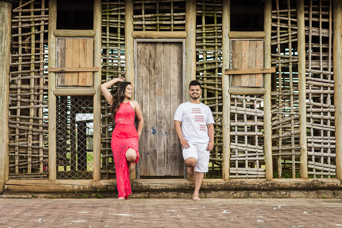 Ensaio-fotográfico-pré-casamento-Mariana-Diego-vestido-longo-vermelho-camisa-bermuda-parque-centenário-Mogi-das-cruzes-SP