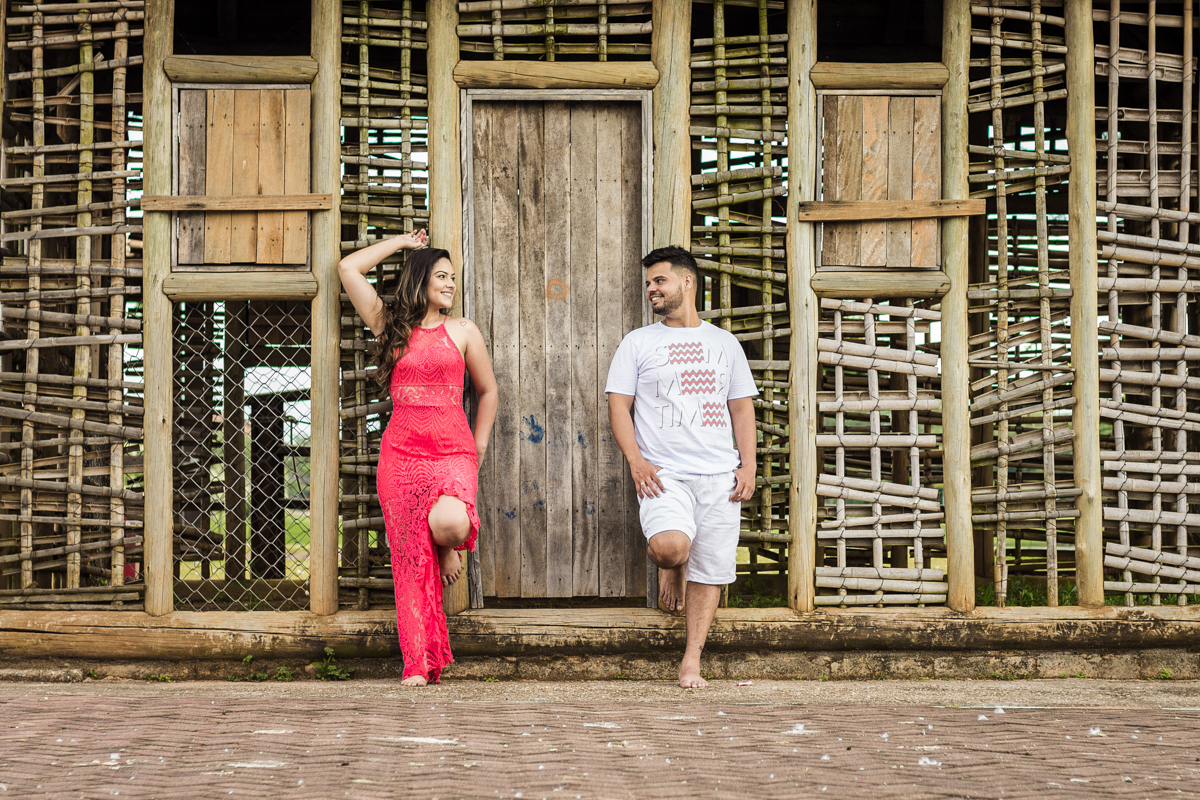 Ensaio-fotográfico-pré-casamento-Mariana-Diego-vestido-longo-vermelho-camisa-bermuda-parque-centenário-Mogi-das-cruzes-SP