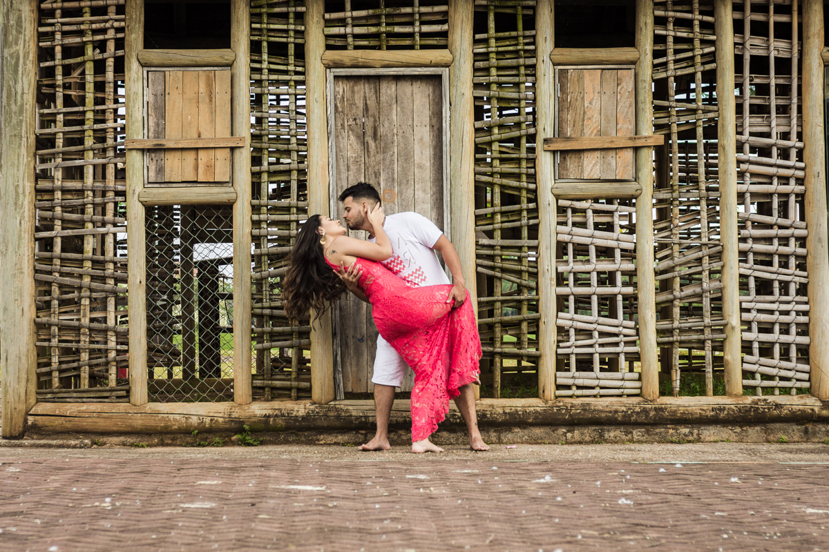 Ensaio-fotográfico-pré-casamento-Mariana-Diego-vestido-longo-vermelho-camisa-bermuda-parque-centenário-Mogi-das-cruzes-SP