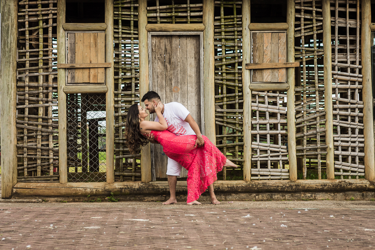 Ensaio-fotográfico-pré-casamento-Mariana-Diego-vestido-longo-vermelho-camisa-bermuda-parque-centenário-Mogi-das-cruzes-SP