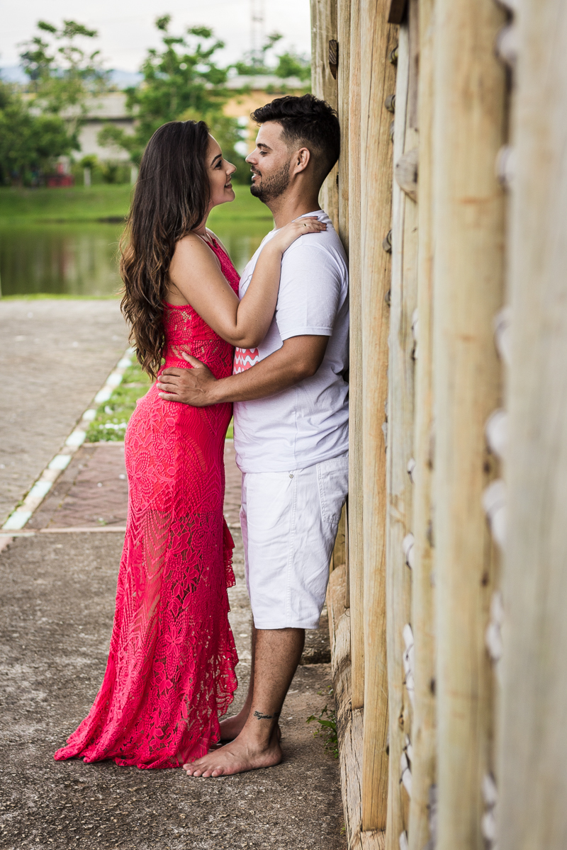 Ensaio-fotográfico-pré-casamento-Mariana-Diego-vestido-longo-vermelho-camisa-bermuda-parque-centenário-Mogi-das-cruzes-SP