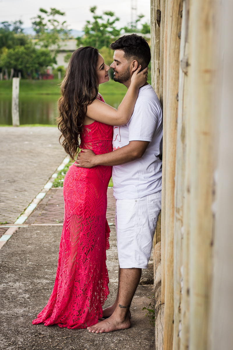 Ensaio-fotográfico-pré-casamento-Mariana-Diego-vestido-longo-vermelho-camisa-bermuda-parque-centenário-Mogi-das-cruzes-SP