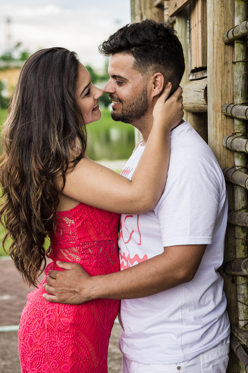 Ensaio-fotográfico-pré-casamento-Mariana-Diego-vestido-longo-vermelho-camisa-bermuda-parque-centenário-Mogi-das-cruzes-SP