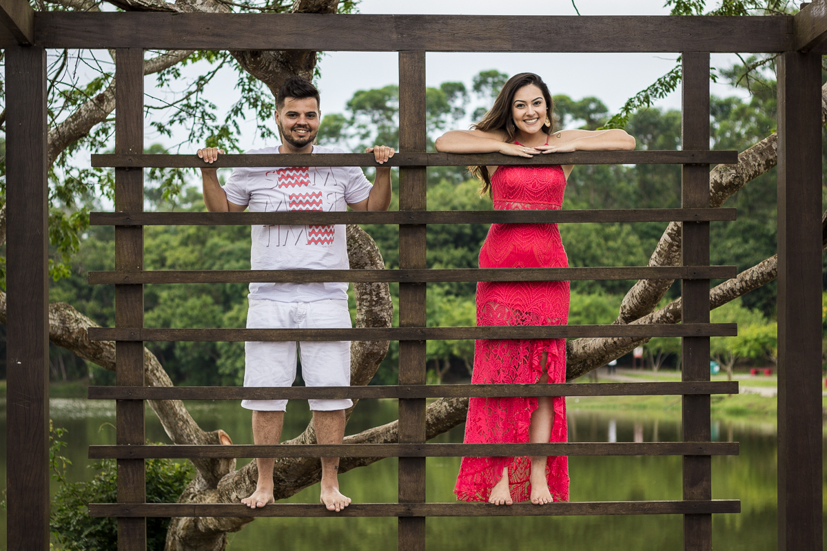 Ensaio-fotográfico-pré-casamento-Mariana-Diego-vestido-longo-vermelho-camisa-bermuda-parque-centenário-Mogi-das-cruzes-SP