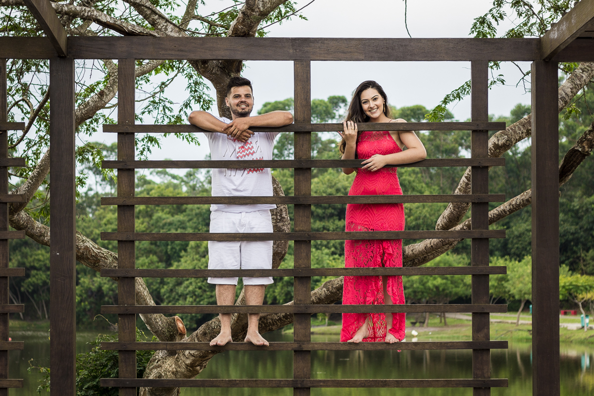 Ensaio-fotográfico-pré-casamento-Mariana-Diego-vestido-longo-vermelho-camisa-bermuda-parque-centenário-Mogi-das-cruzes-SP