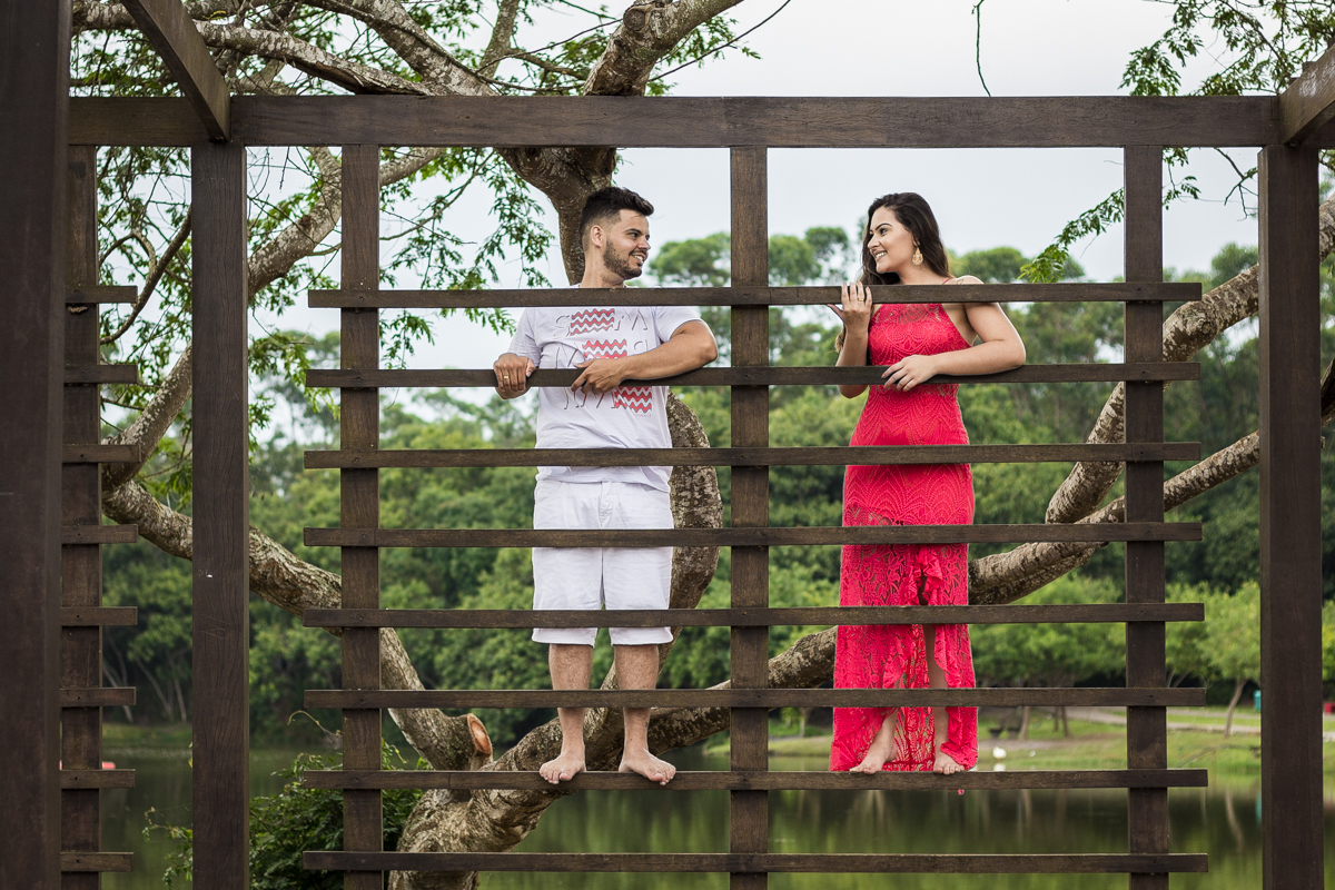 Ensaio-fotográfico-pré-casamento-Mariana-Diego-vestido-longo-vermelho-camisa-bermuda-parque-centenário-Mogi-das-cruzes-SP