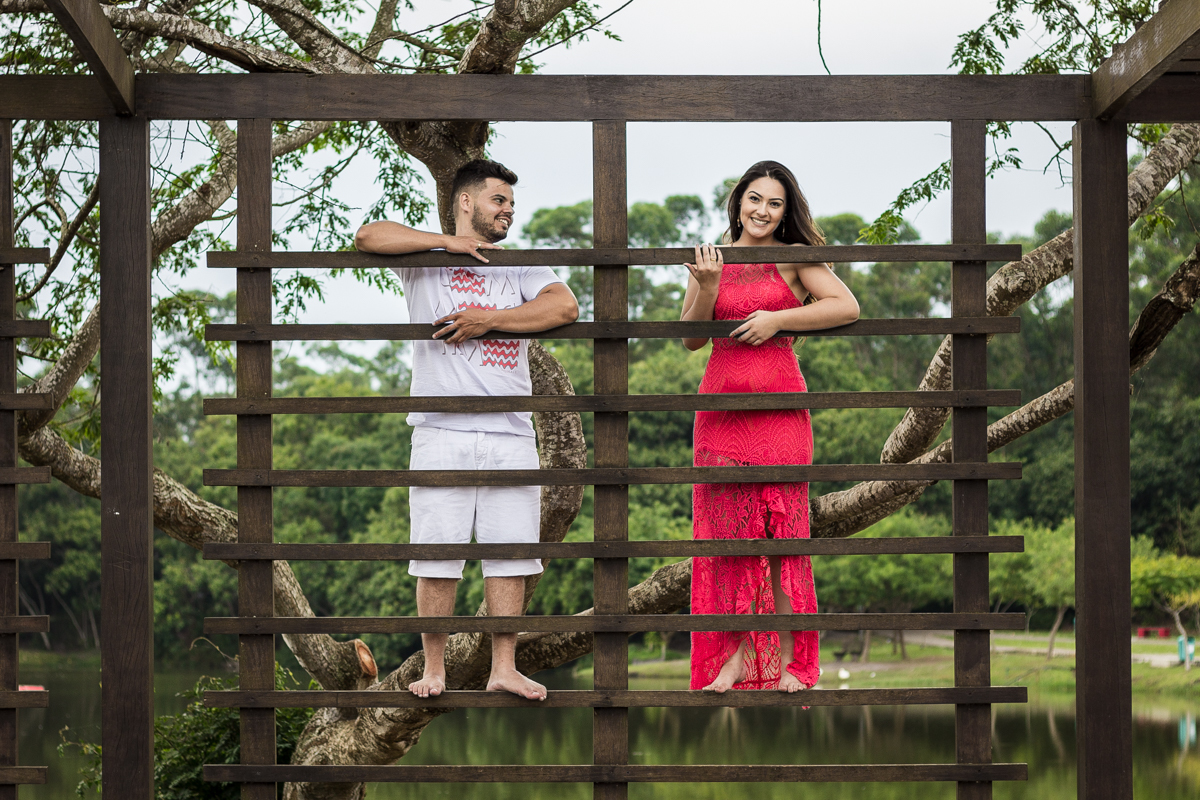 Ensaio-fotográfico-pré-casamento-Mariana-Diego-vestido-longo-vermelho-camisa-bermuda-parque-centenário-Mogi-das-cruzes-SP
