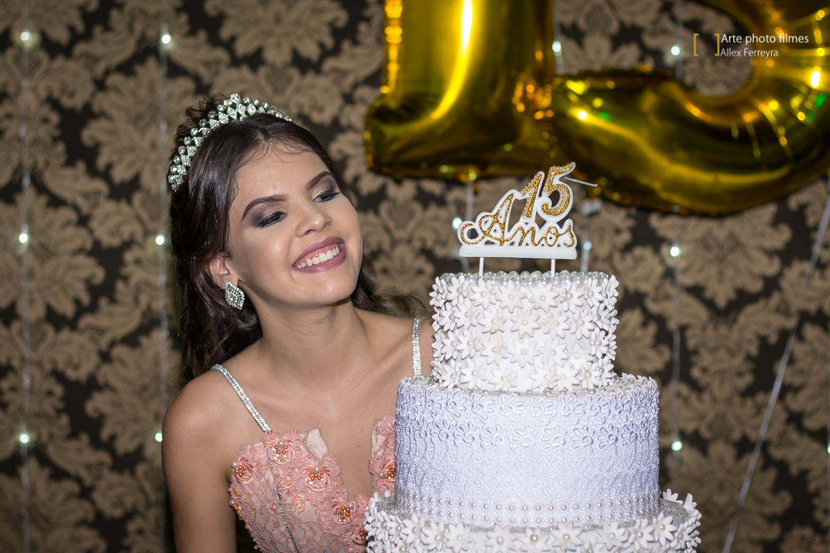 fotografia-bolo-aniversario-15-anos-maria-isabelle-presidente-olegario-mg