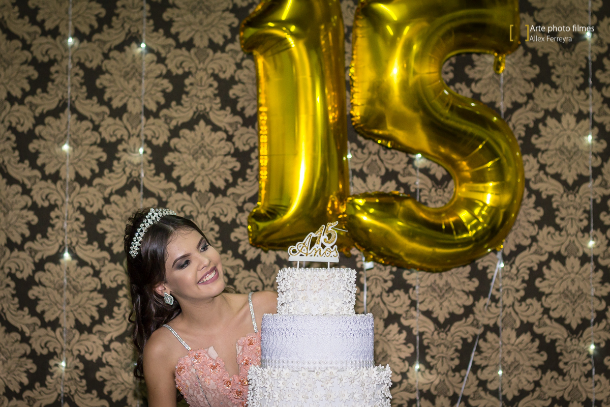 fotografia-bolo-aniversario-15-anos-maria-isabelle-presidente-olegario-mg