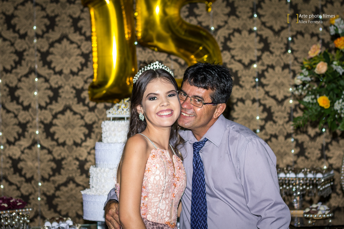 fotografia-bolo-aniversario-15-anos-maria-isabelle-presidente-olegario-mg