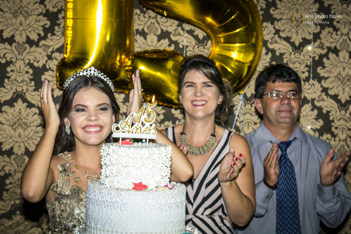 fotografia-bolo-aniversario-15-anos-maria-isabelle-presidente-olegario-mg
