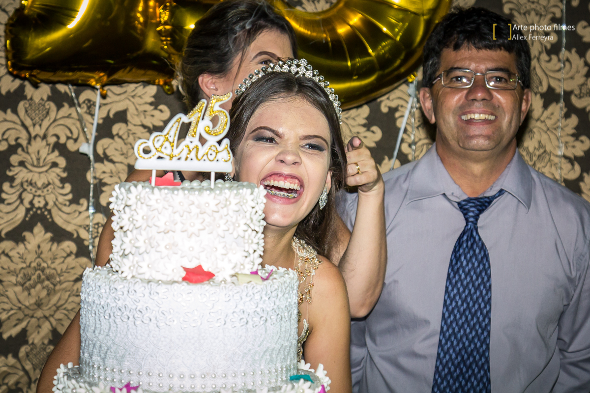 fotografia-bolo-aniversario-15-anos-maria-isabelle-presidente-olegario-mg
