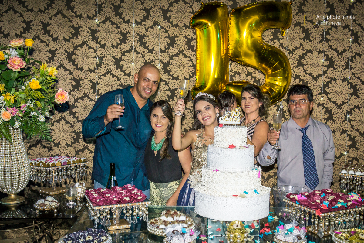 fotografia-brinde-aniversario-15-anos-maria-isabelle-presidente-olegario-mg