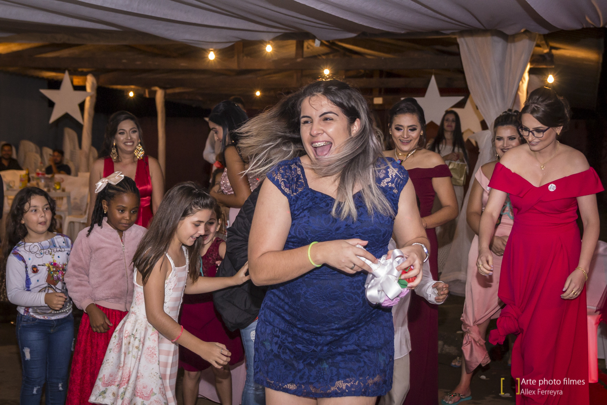Noiva jogando o buque 