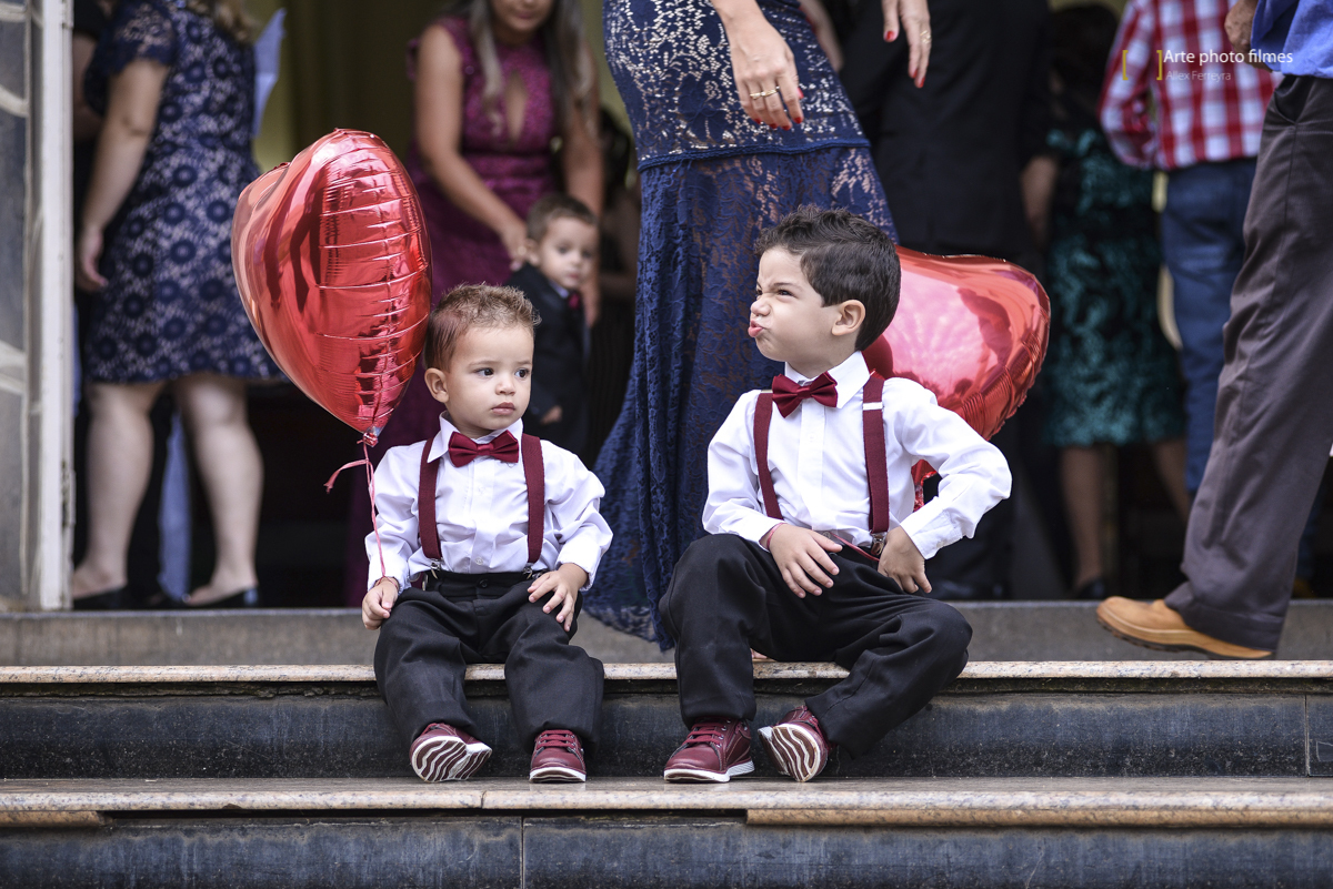 Pajens sentados na escadaria da Igreja Santa Terezinha em Patos de Minas antes do inicio do casamento 
