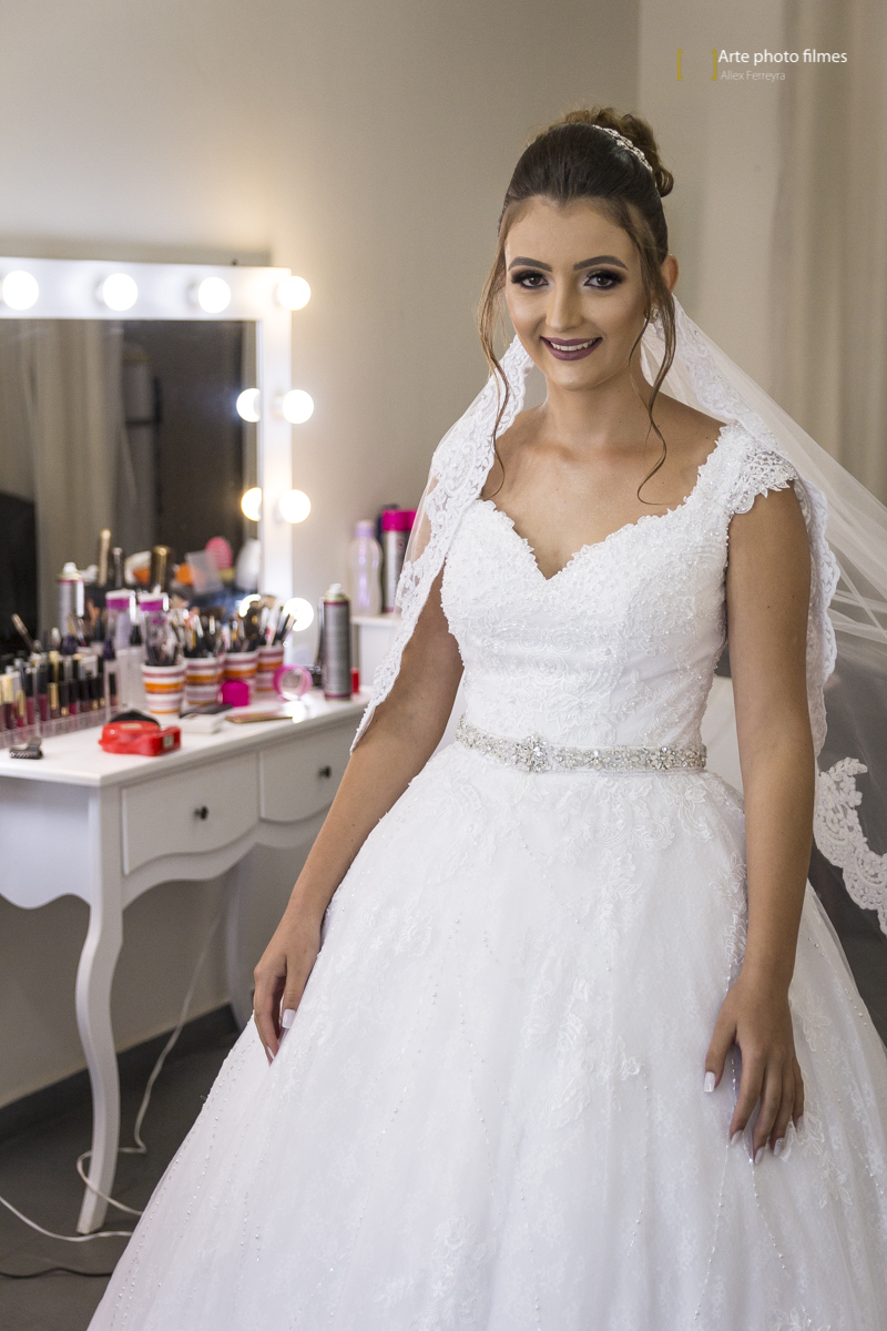 Vestido de noiva no making-of da noiva Letícia no salão de beleza em Patos de Minas-MG