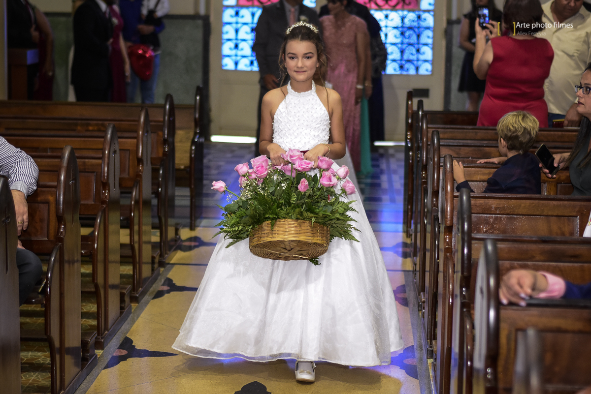 Entrada da florista no casamento na Igreja Santa Terezinha em Patos de Minas-MG