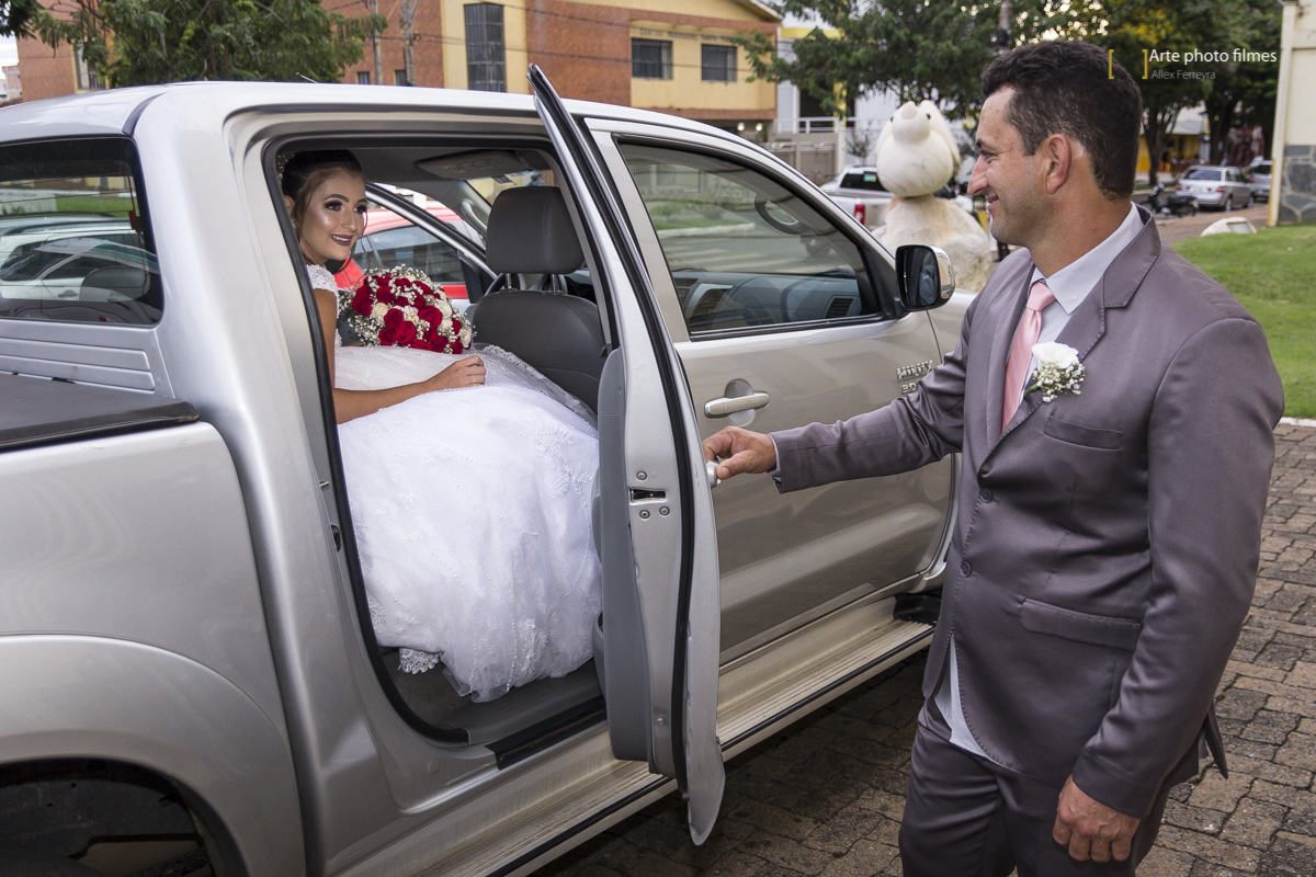 Entrada da noiva Letícia no seu casamento na Igreja Santa Terezinha em Patos de Minas-MG