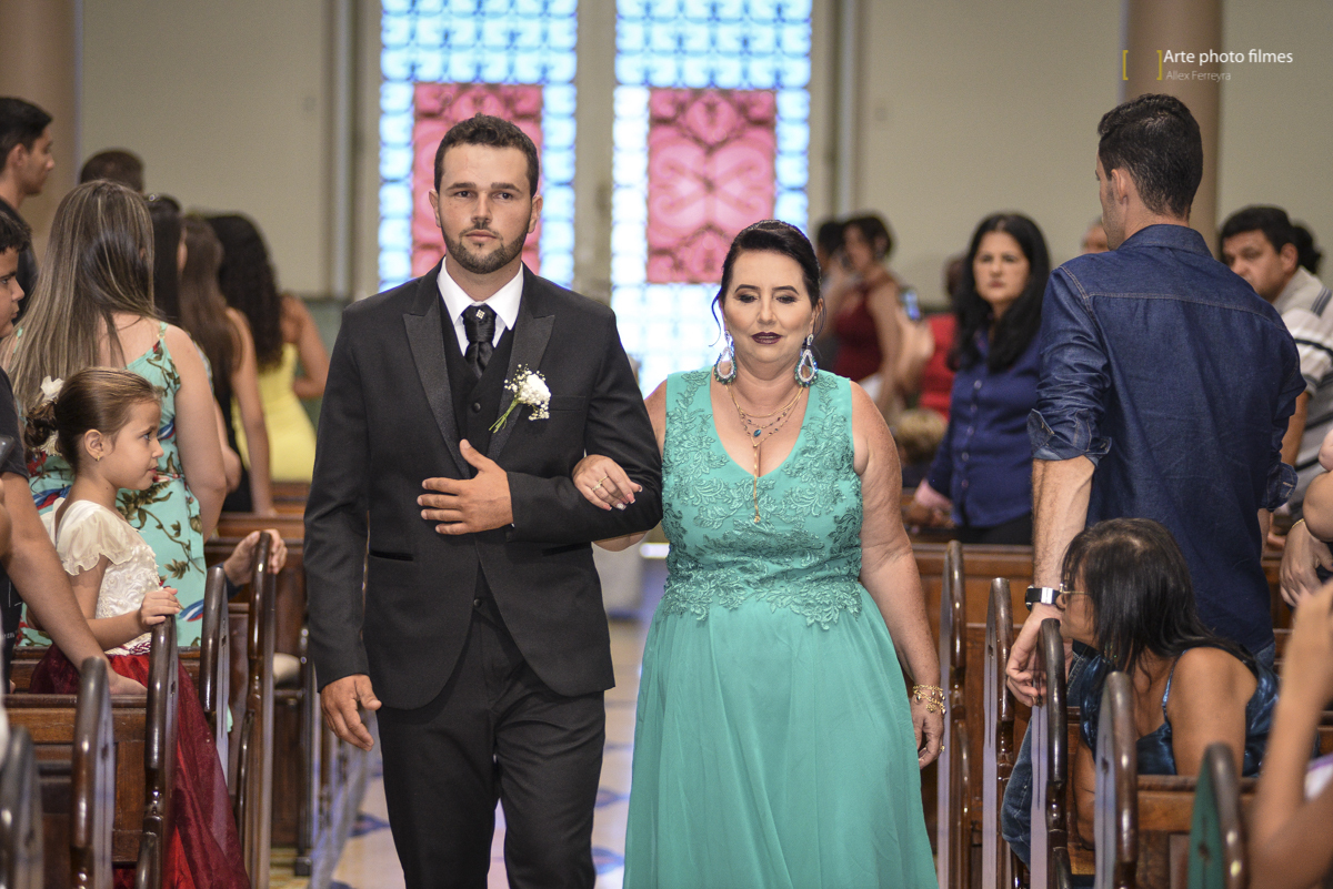 Entrada do noivo Ednei no seu casamento na Igreja Santa Terezinha em Patos de Minas-MG