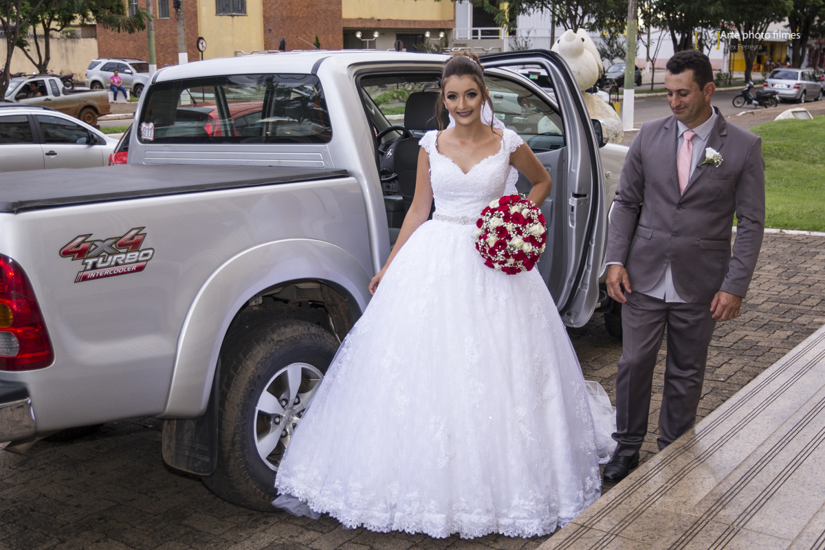 Entrada da noiva Letícia no seu casamento na Igreja Santa Terezinha em Patos de Minas-MG