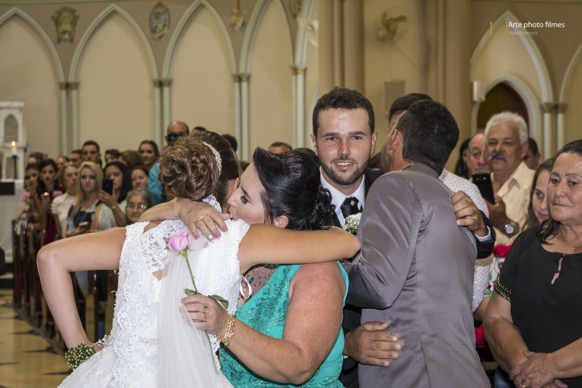 Cumprimentos dos pais dos noivos no casamento na Igreja Santa Terezinha em Patos de Minas-MG