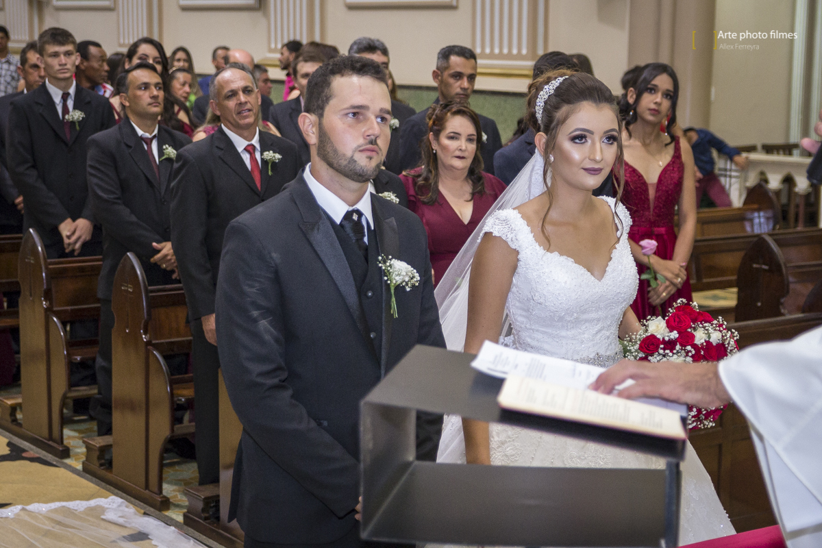 Entrada dos noivos Letícia e Ednei no seu casamento na Igreja Santa Terezinha em Patos de Minas-MG
