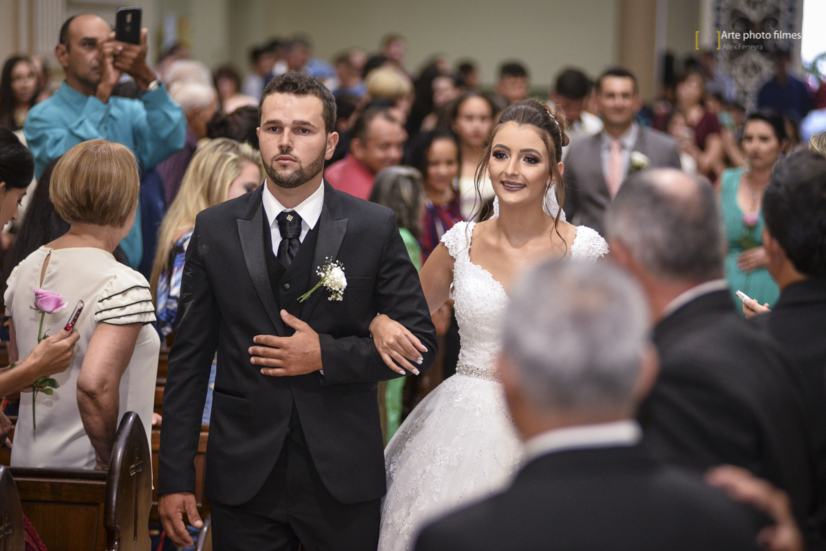 Entrada dos noivos Letícia e Ednei no seu casamento na Igreja Santa Terezinha em Patos de Minas-MG