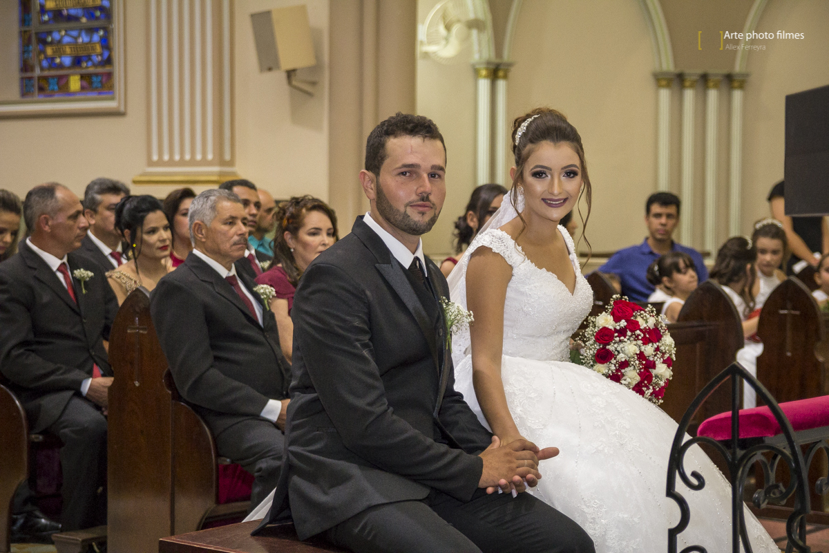 Entrada dos noivos Letícia e Ednei no seu casamento na Igreja Santa Terezinha em Patos de Minas-MG