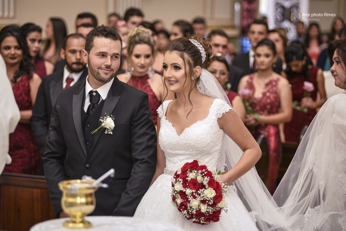 Entrada dos noivos Letícia e Ednei no seu casamento na Igreja Santa Terezinha em Patos de Minas-MG
