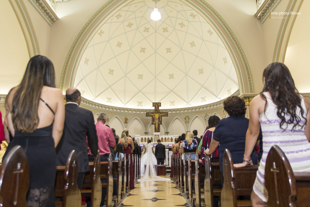 Entrada dos noivos Letícia e Ednei no seu casamento na Igreja Santa Terezinha em Patos de Minas-MG