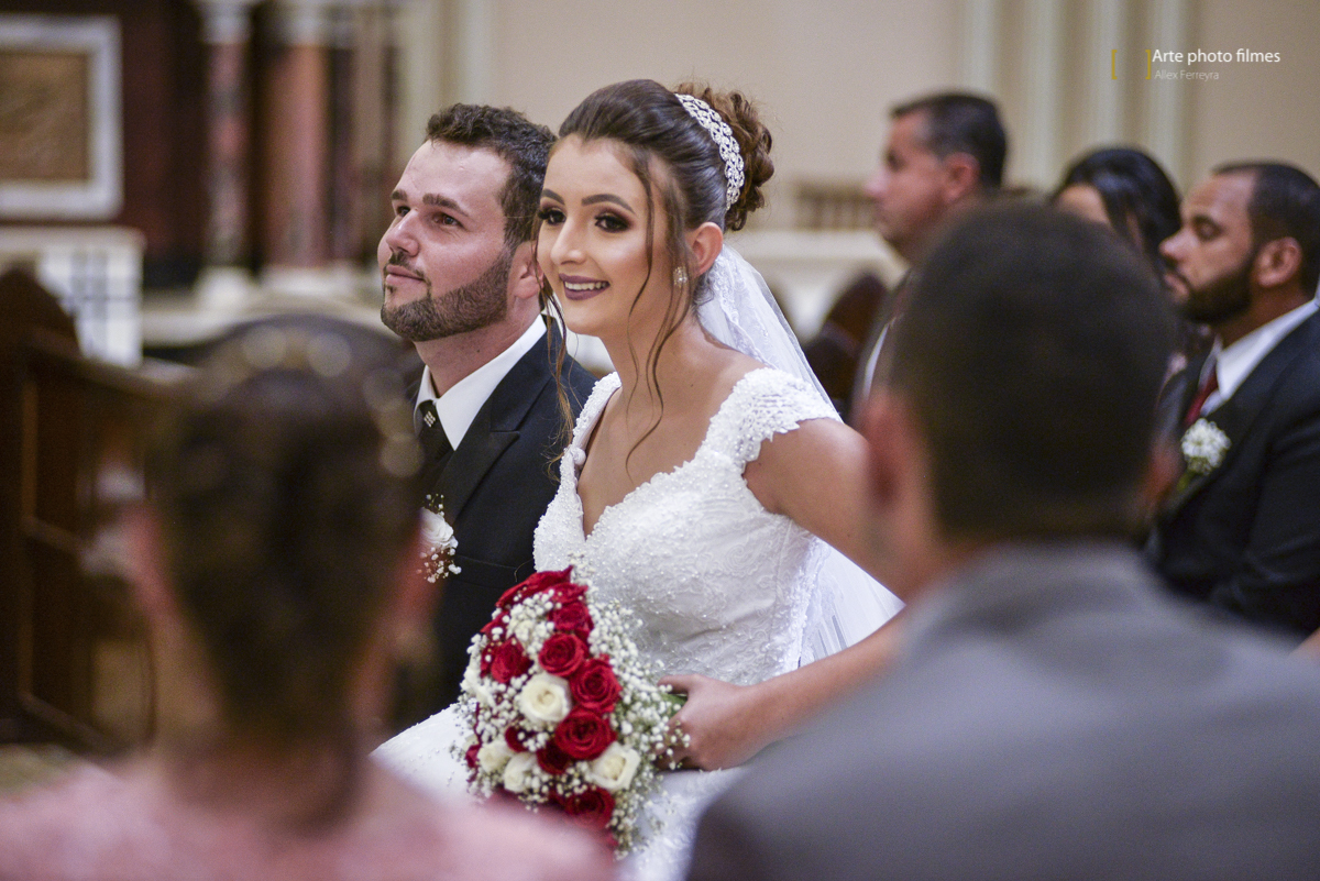 Entrada dos noivos Letícia e Ednei no seu casamento na Igreja Santa Terezinha em Patos de Minas-MG