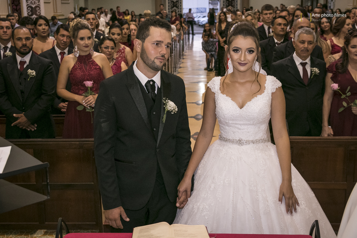 Cerimônia de casamento na Igreja Santa Terezinha em Patos de Minas-