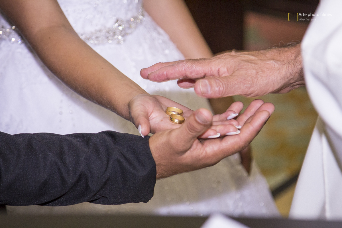 Benção das alianças na cerimônia de casamento na Igreja Santa Terezinha em Patos de Minas-