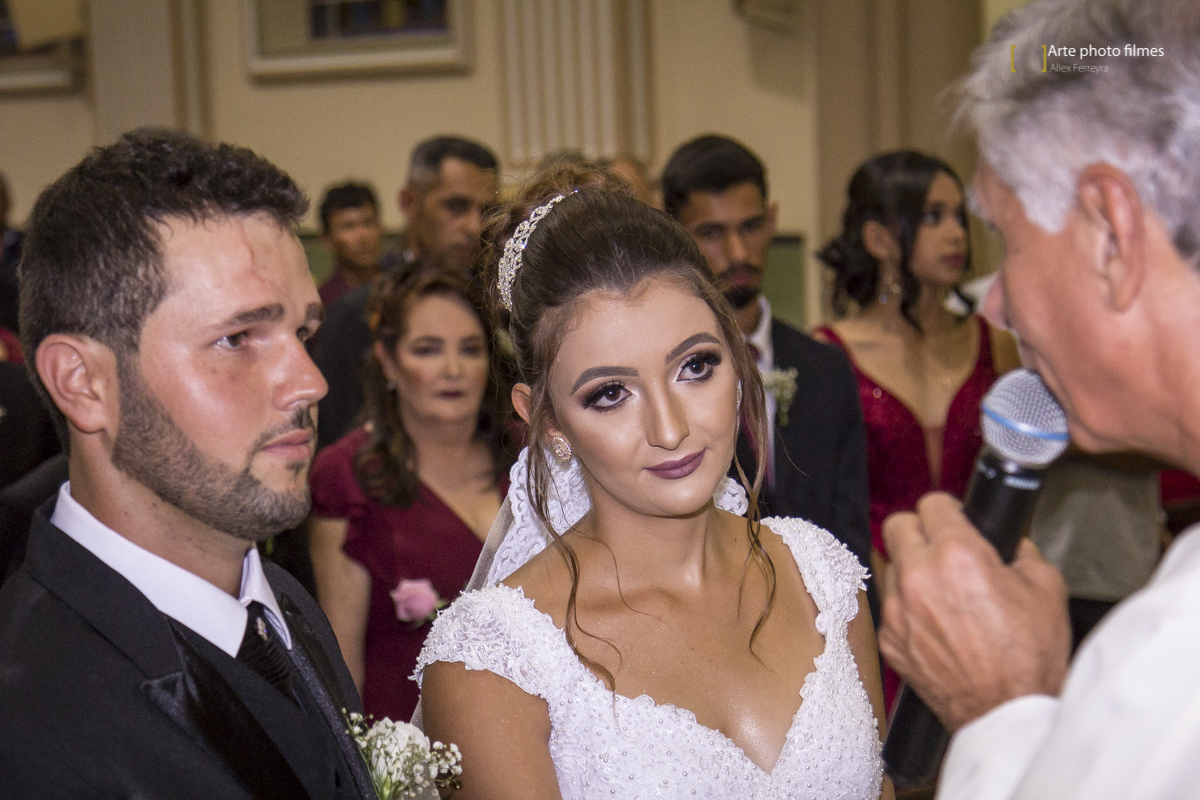 Votos matrimonial na cerimônia de casamento na Igreja Santa Terezinha em Patos de Minas-