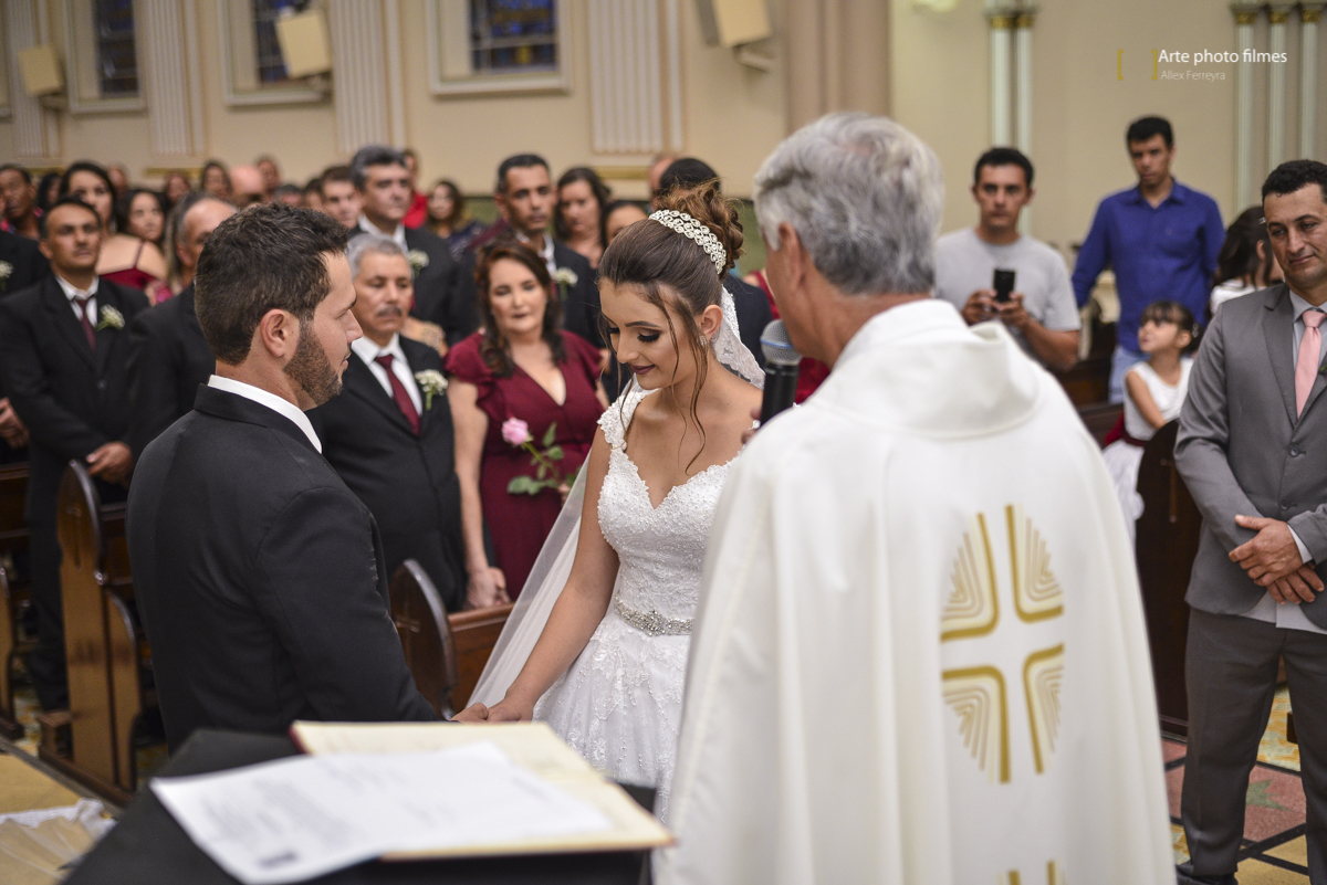 Votos matrimonial na cerimônia de casamento na Igreja Santa Terezinha em Patos de Minas-