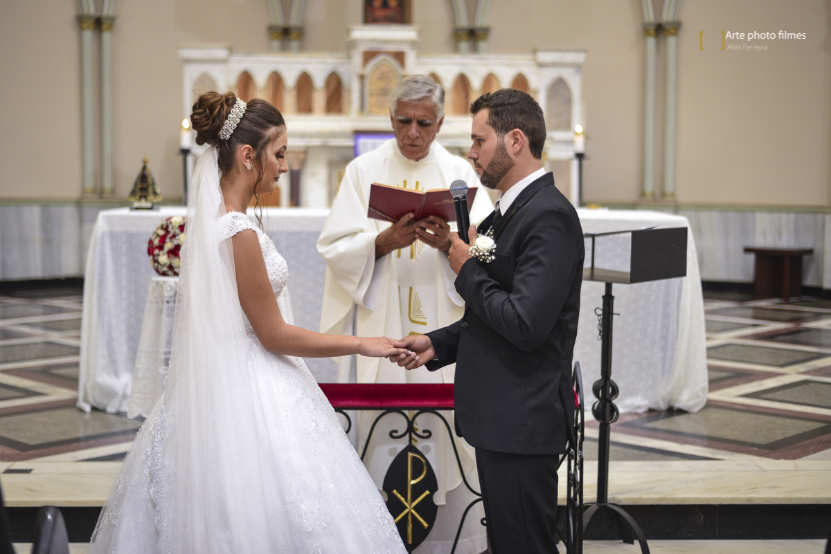 Trocas das alianças na cerimônia de casamento na Igreja Santa Terezinha em Patos de Minas-