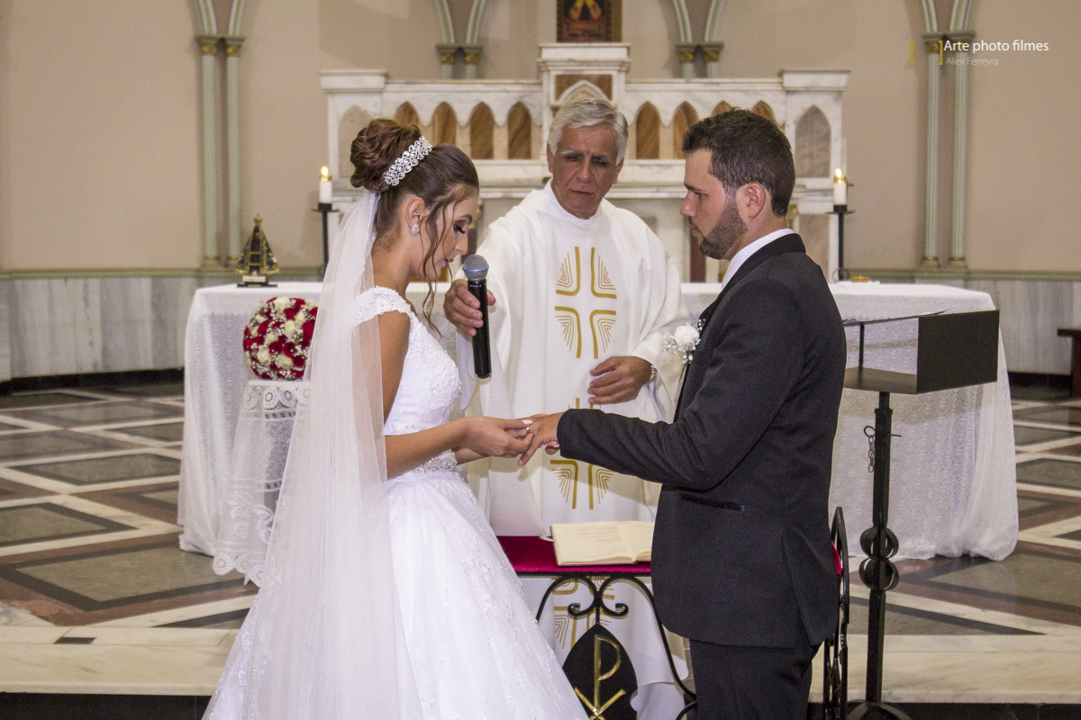 Trocas das alianças na cerimônia de casamento na Igreja Santa Terezinha em Patos de Minas-