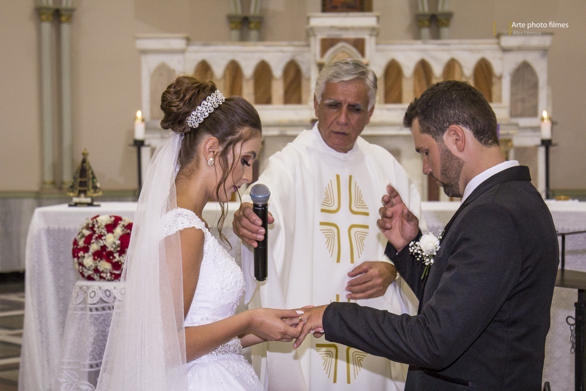 Trocas das alianças na cerimônia de casamento na Igreja Santa Terezinha em Patos de Minas-